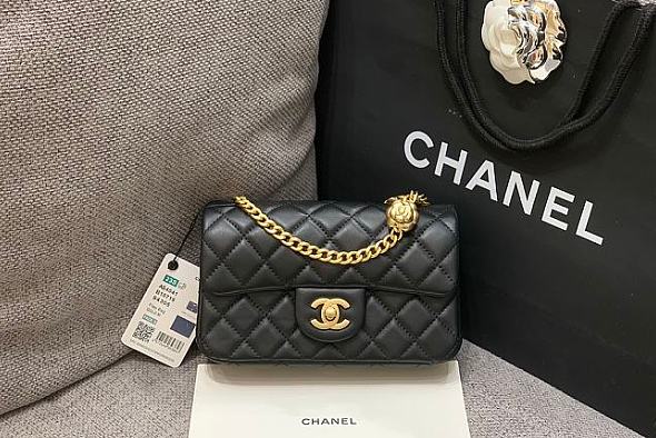 Chanel Lambskin Flap Bag Black Golden Ball Size 20 cm - 1