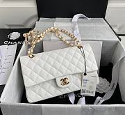 Chanel Classic Flap Bag A01112 Caviar White Size 15.5 x 25.5 x 6.5 cm - 1